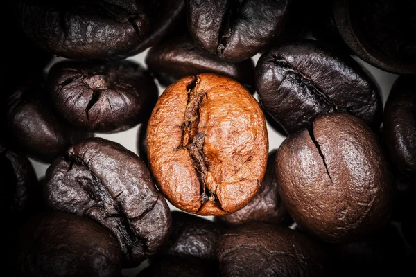 Högen av kaffebönor på bordet — Stockfoto