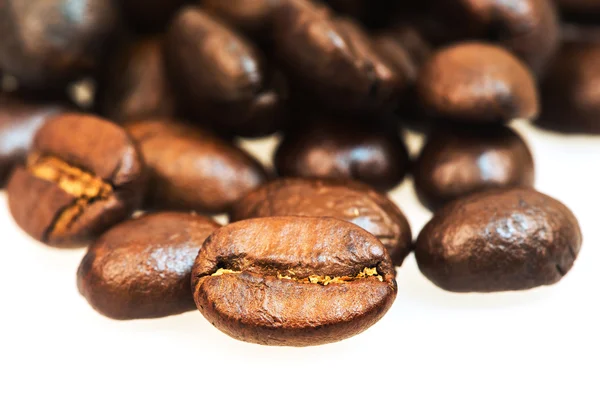 Feijão de café com fundo branco — Fotografia de Stock