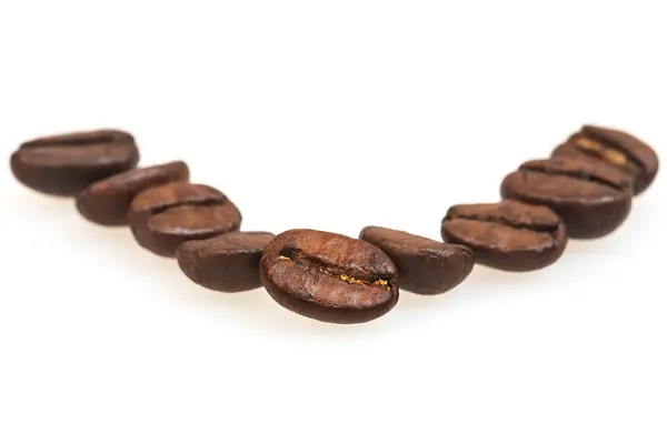 Kaffebönor med vit bakgrund — Stockfoto