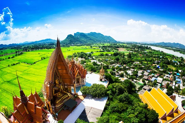 Statua buddha dorata con montagna, Wat Tham Sua (Temp Tiger Cave — Foto Stock