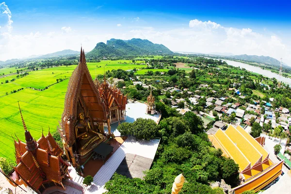 Golden buddha staty med berg, Wat Tham Sua(Tiger Cave Temp — Stockfoto