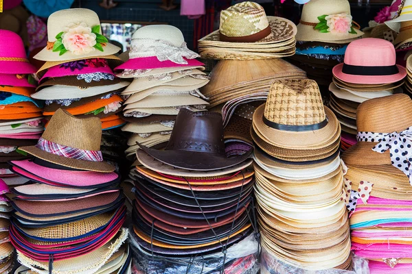 Muitos chapéus estão sobre a mesa. — Fotografia de Stock