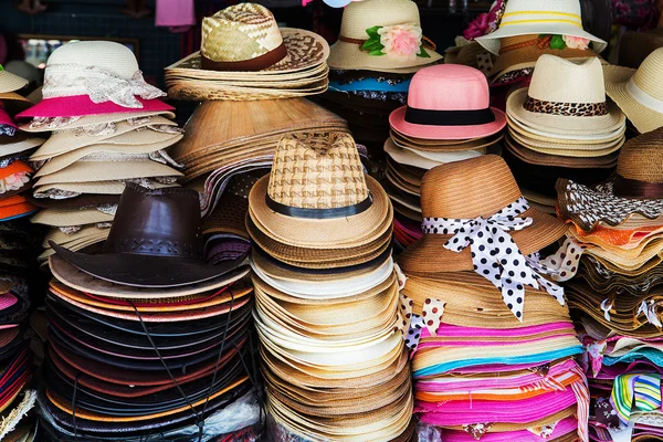 Muitos chapéus estão sobre a mesa. — Fotografia de Stock