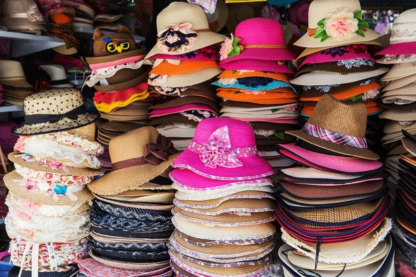 Muitos chapéus estão sobre a mesa. — Fotografia de Stock