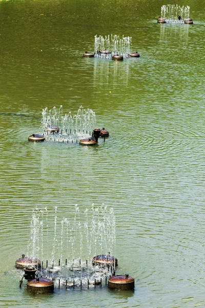 Fontaine dans le parc municipal — Photo