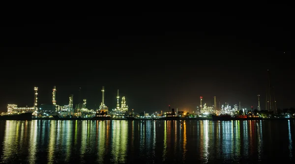 Cena noturna de refinaria de petróleo, Bangkok, Tailândia — Fotografia de Stock