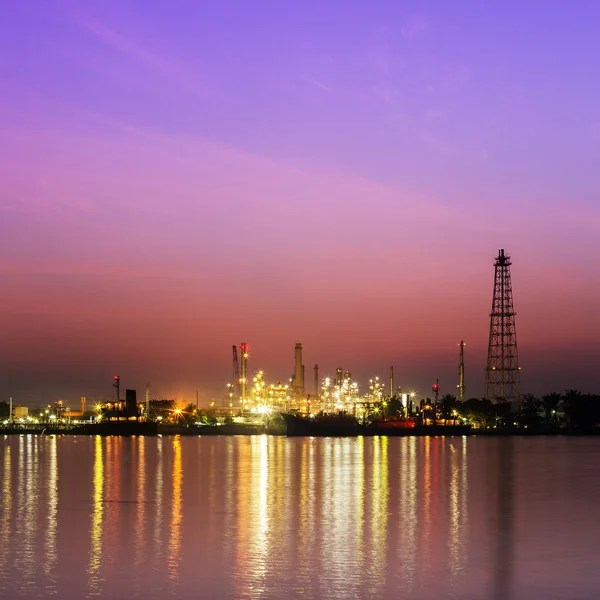 Refinaria de petróleo no crepúsculo, rio Chao Phraya, Tailândia — Fotografia de Stock