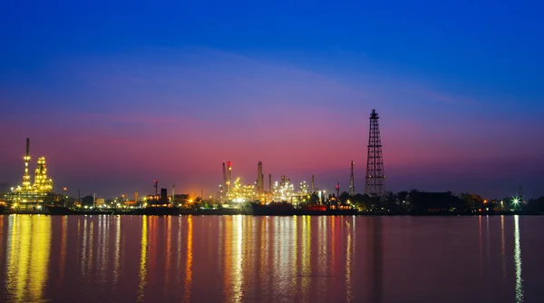 Refinaria de petróleo no crepúsculo, rio Chao Phraya, Tailândia — Fotografia de Stock