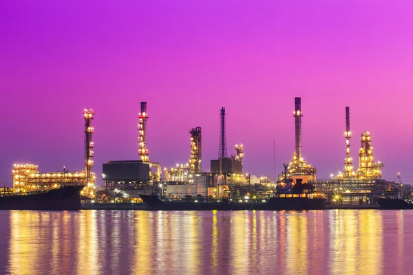 Refinería de petróleo en el crepúsculo, río Chao Phraya, Tailandia — Foto de Stock
