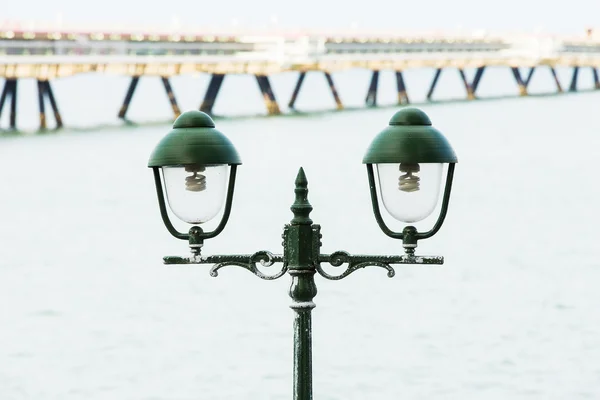 Old green light to illuminate the walkway. — Stock Photo, Image