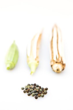 Bamya kadının parmak beyaz arka plan üzerinde