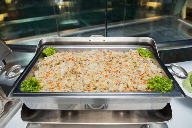 Yumurta ile Asya kızarmış pilav, Mısır ve maydanoz yakın çekim bir plaka üzerinde