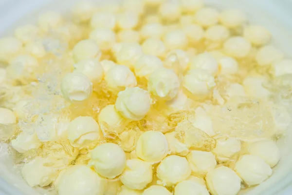 Butterskulptur ist ein Würfeleis — Stockfoto