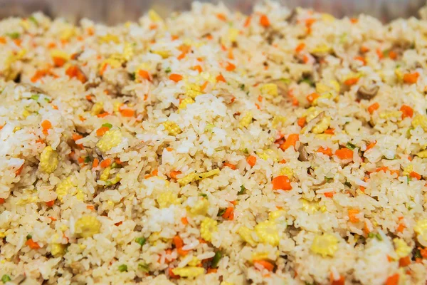 Ασιατικές τηγανητό ρύζι με αυγά, close-up καλαμπόκι και το μαϊντανό σε ένα πιάτο — Φωτογραφία Αρχείου