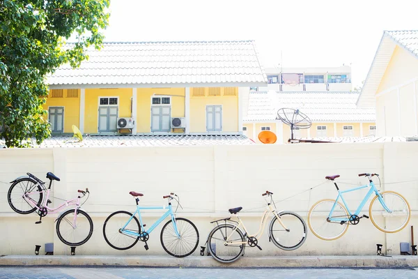 Parede de bicicleta com fundo de construção — Fotografia de Stock