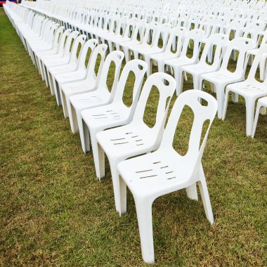 izleyici için bekleyen boş beyaz sandalyeler sıraları