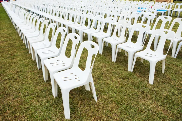 Rader av tomma vita stolar väntar publiken — Stockfoto