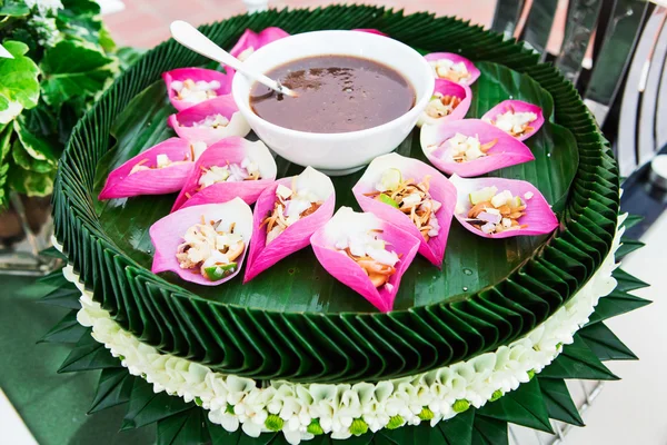 Mix fried rice contained in lotus flower leaf — Stock Photo, Image