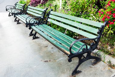 Bahçede yeşil ahşap sandalye