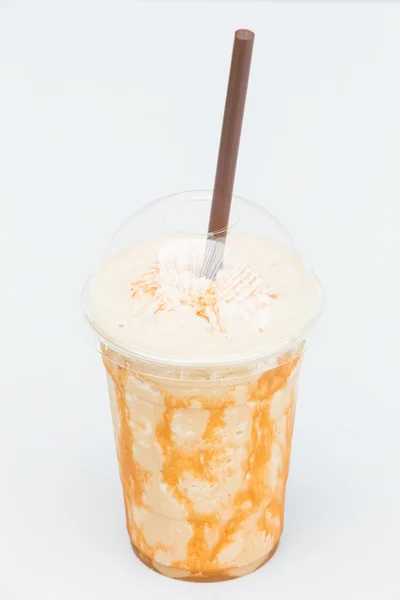 Koktajl z karmelu w szklany kubek kawy — Zdjęcie stockowe