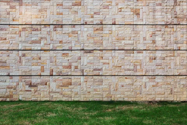 Modern forms of surface rock walls and grass. — Stock Photo, Image