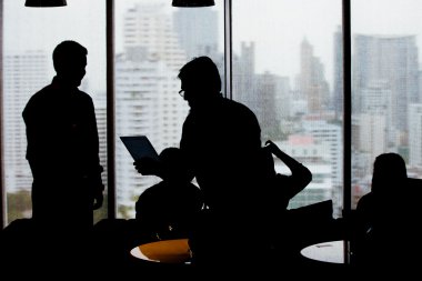işadamları, Bangkok en yüksek binası üzerinde bir arka ışık.