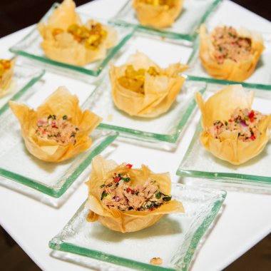 Ton balıklı salata içinde gevrek bir mantı