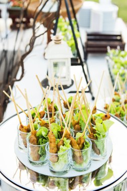 Fıstık soslu domuz eti, ızgara domuz pastırması.