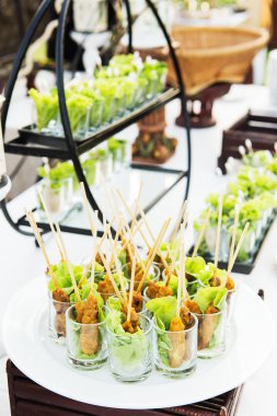 Fıstık soslu domuz eti, ızgara domuz pastırması.