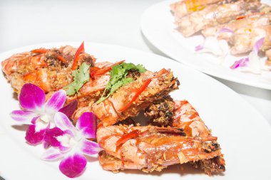 sarımsak, soğan ve ızgara zeytinyağı ile yapılan karides