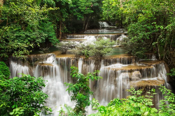 A negyedik szint Huai Mae Kamin vízesés Kanchanaburi, Tha — Stock Fotó