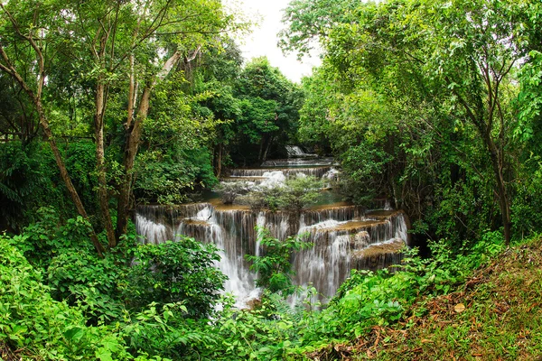 Czwarty poziom Huai Mae Kamin wodospad w Kanchanaburi, Tha — Zdjęcie stockowe