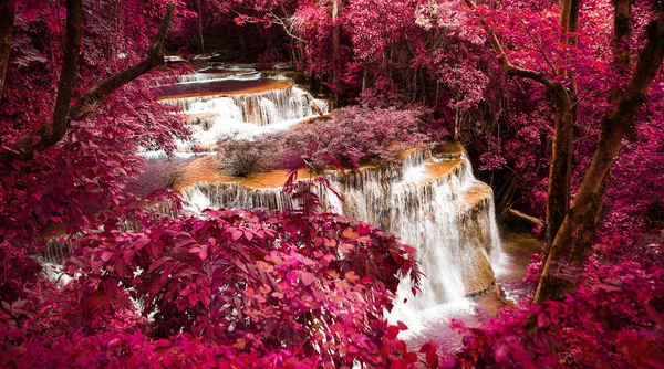 Le quatrième niveau de la cascade Huai Mae Kamin à Kanchanaburi, Tha — Photo