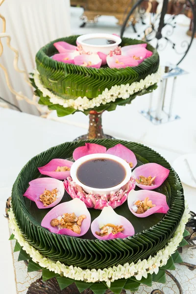 Mischung aus gebratenem Reis im Lotusblumenblatt — Stockfoto