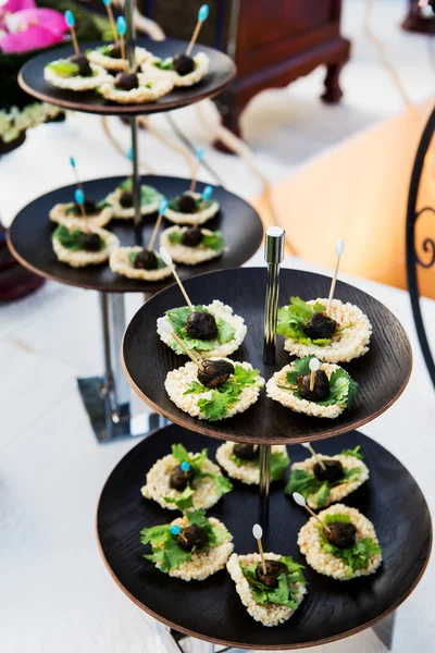 Riz cuit séché frit aux légumes côtelettes de porc enveloppées . — Photo