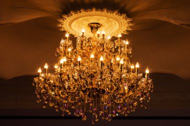 Kristal avizeler, zarif ve lüks.