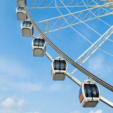 Büyük dönme dolap üzerinde mavi gökyüzü