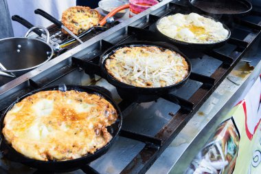 lezzetli Tay şehriye mi fry istiridye kabuğu ile karides