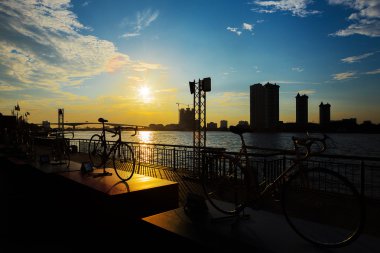 Bangkok ve Chopraya Nehri, Thailan Bisiklet siluet gün batımı