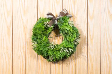 Güzel çiçekler ahşap arka plan düğün sahne için