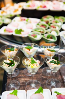 Kokteyl parti çeşitli tatlılar ve gıda ile dekore edilmiş