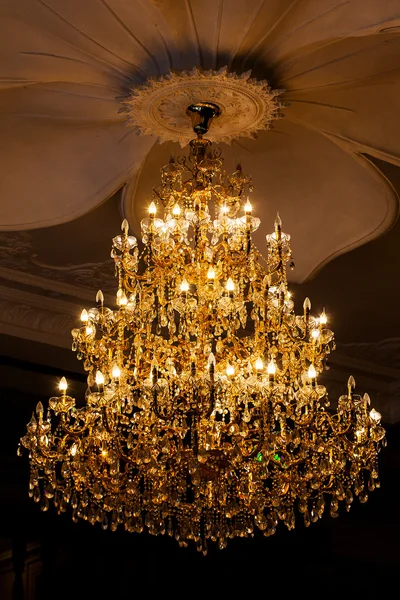 Křišťálové lustry, elegantní a luxusní. — Stock fotografie