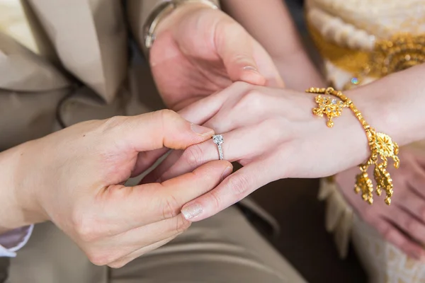 Hand håller en vigselring. — Stockfoto