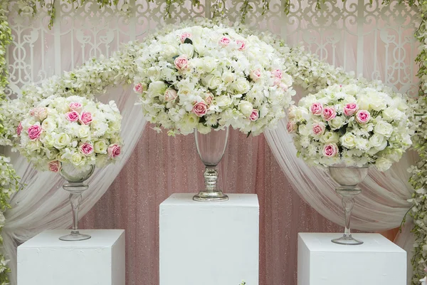 Blumenarrangement in silberner Schale mit rosa und weißen Rosen — Stockfoto