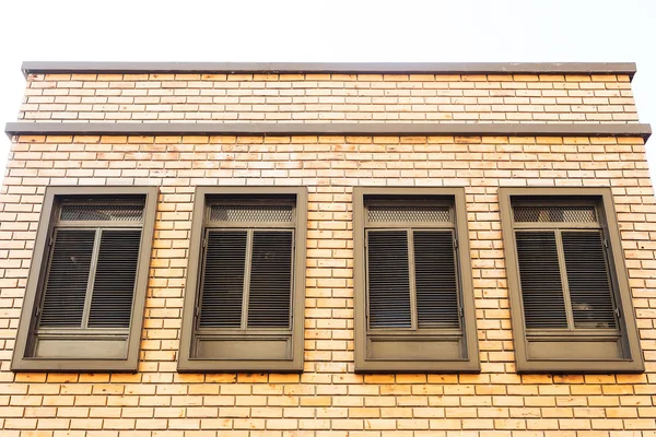 Windows σε φόντο ξύλινα τοίχων — Φωτογραφία Αρχείου
