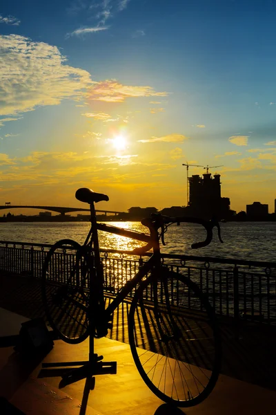 Atardecer de silueta de bicicleta en Bangkok y el río Chopraya, Tailandia — Foto de Stock