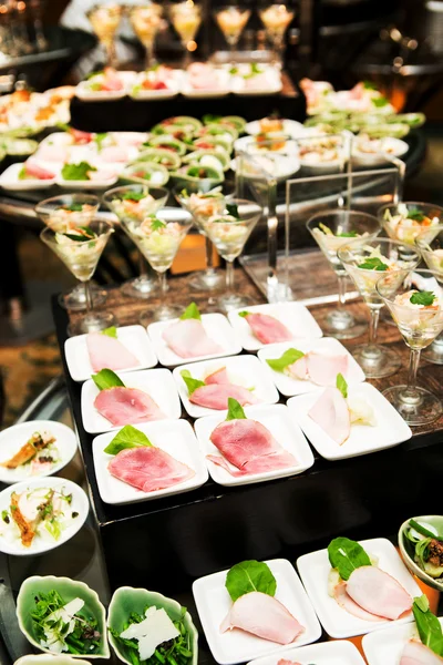 Cocktailparty med olika desserter och mat inredda i sp — Stockfoto