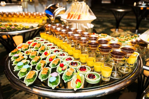 Cocktailparty med olika desserter och mat inredda — Stockfoto