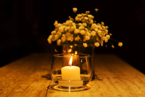 Свадебная свеча на столе с цветами . — стоковое фото