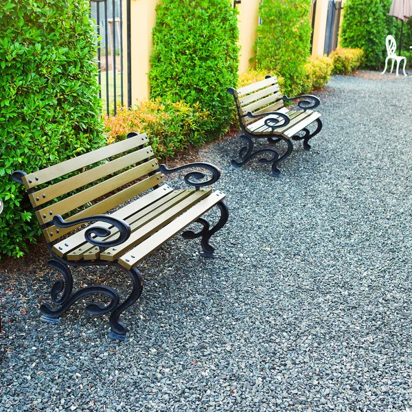Trädgårdsmöbler - två vintage trästolar och stål bord på — Stockfoto